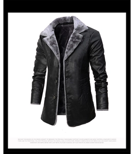 Gros plan sur un manteau en similicuir noir avec col en fausse fourrure grise et boutons