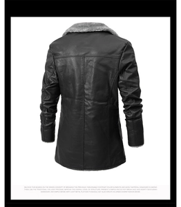 Détail arrière d'un manteau long en similicuir pour homme avec col en peluche doux