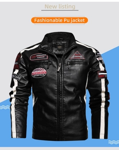 Détail de la veste de moto noire en similicuir avec rayures blanches et écussons racing