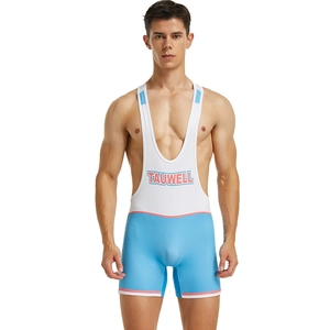Détail d'un maillot de lutte pour hommes en tissu extensible respirant avec logo imprimé