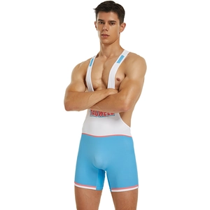 Détail d'un body de sport pour homme bicolore avec un tissu extensible et respirant