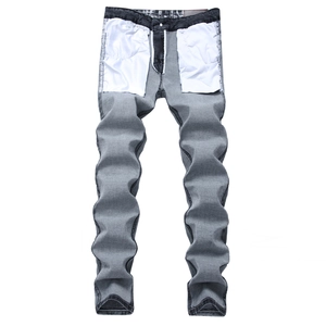 Détail de jean gris ajusté pour homme montrant les poches et les coutures de qualité