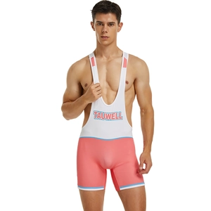 Vue frontale du débardeur athlétique homme avec haut blanc et short de sport rose