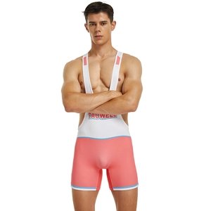 Détail d'un singlet de lutte pour homme en blanc et rose corail contrasté