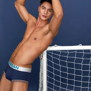 Detail der blauen Herren-Boxershorts mit elastischem Bund und Streifensaum