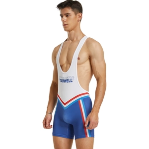 Gros plan sur un body athlétique avec design color-block et détails rayés à la taille