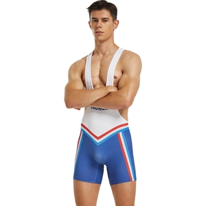 Vue détaillée du singlet de lutte à séchage rapide avec des motifs à rayures latérales