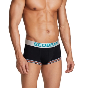 Detailansicht der schwarzen Herren-Boxershorts mit gestreiften Bündchen und Gummibund