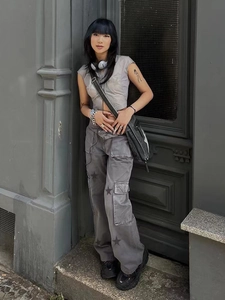 Pantalon cargo rétro taille basse avec imprimé étoiles et poches style urbain gris