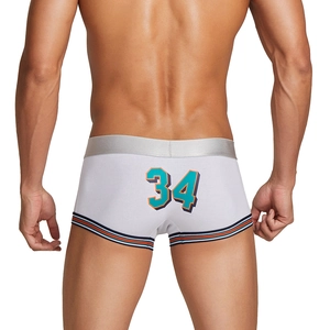 Detailansicht der weißen Herren-Boxershorts mit buntem Nummer-34-Aufdruck am Rücken