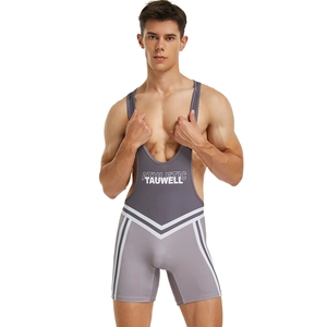 Détail de la combinaison de sport avec rayures blanches et logo sur la poitrine
