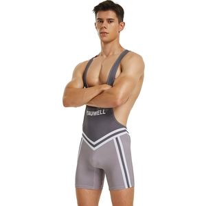Détail d'un body de sport bicolore avec bandes en V et marquage athlétique sur le tissu