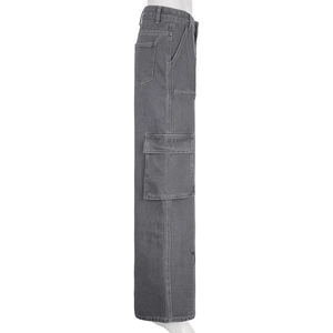 Vue détaillée du pantalon cargo en denim gris foncé délavé avec poches latérales à rabat