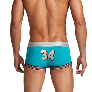 Detailansicht der blaugrünen Boxershorts mit orangefarbenem Nummerndruck und Streifensaum