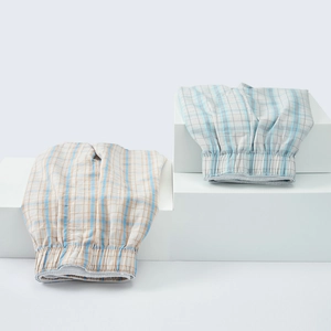Vista dettagliata dei boxer da uomo a quadretti in tessuto con elastico in vita su cubi