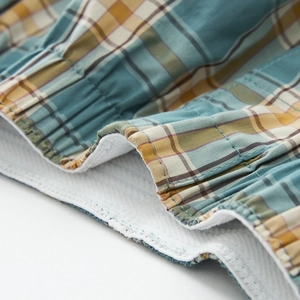 Vista macro del tessuto a quadri con cuciture pulite sulla fascia elastica in vita