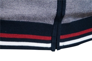 Détail de l'ourlet côtelé rayé d'un pull en maille pour homme au design color-block chic