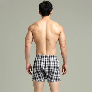 Vista posteriore dettagliata di boxer da uomo a quadri con elastico in vita e tessuto