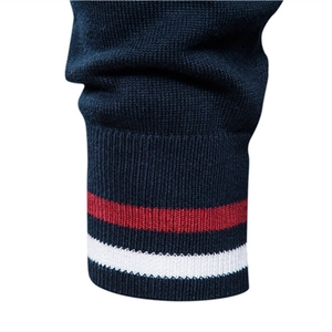 Pull en maille pour homme avec poignets côtelés bleu marine et rayures rouges et blanches