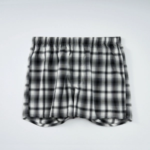 Dettaglio ravvicinato dei boxer da uomo in tessuto a quadri con fascia elastica in vita