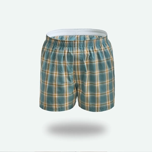 Vista dettagliata dei boxer da uomo con motivo a quadri blu e gialli ed elastico in vita