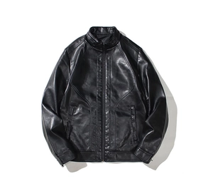 Détail de veste motard en simili cuir noir pour homme avec texture grainée et col montant