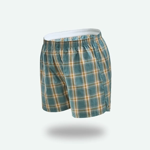 Dettaglio dei boxer da uomo in tessuto con motivo a quadri blu-giallo ed elastico bianco