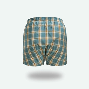Dettaglio di boxer da uomo a quadretti con elastico in vita e trama del tessuto intrecciato