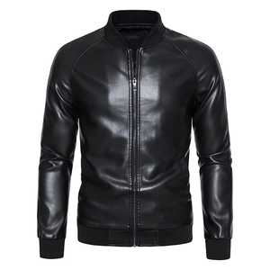 Détail d'une veste en cuir noir avec fermeture éclair métallique et poignets côtelés