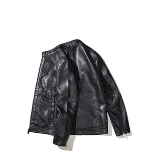 Détail de la texture en cuir PU noir et du zip sur la manche de la veste pour homme