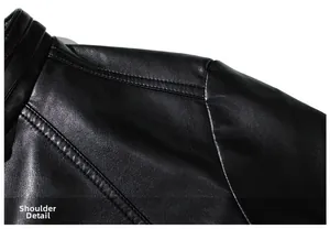 Vue détaillée des coutures renforcées sur l'épaule d'une veste noire en similicuir pour homme