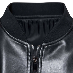 Détail du col en tricot et de la fermeture éclair en métal de ce blouson motard noir en PU