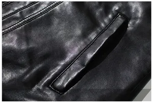 Détail de la poche latérale d'une veste en cuir PU noir avec coutures doubles solides