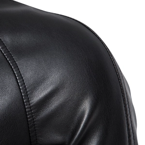 Gros plan sur une veste en similicuir noir avec grain litchi et coutures doubles