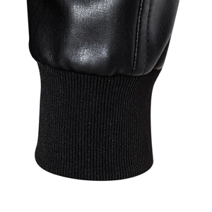 Détail des poignets en tricot côtelé sur une veste en cuir PU noir pour homme avec coutures