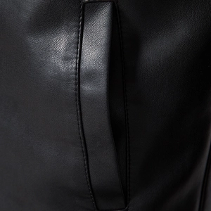 Vue macro de la texture en cuir PU noir et coutures précises sur la poche du blouson