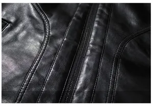 Gros plan du zip métallique et des surpiqûres sur une veste noire en cuir PU homme