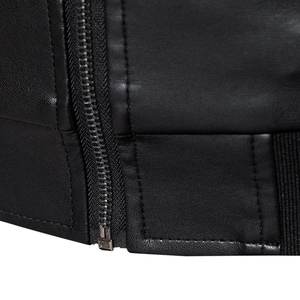 Détail macro de la veste motard en PU avec fermeture éclair en métal et ourlet côtelé
