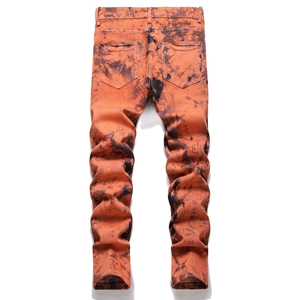 Jeans vintage da uomo con stampa tie-dye arancione e nera vista posteriore in piano
