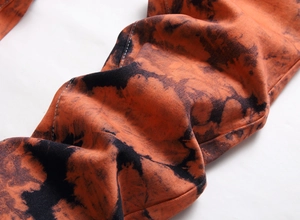 Macro di jeans vintage da uomo che mostra la trama del denim tie-dye arancione e nero