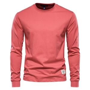 Camiseta casual de manga larga para hombre en rojo coral con parche de logo minimalista