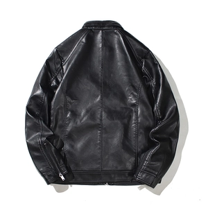 Vue arrière d'une veste de moto noire en similicuir pour homme avec col montant et zips