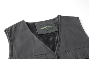 Détail du gilet de travail pour homme avec doublure polaire noire et col en V