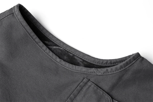 Détail de l'encolure du gilet d'extérieur gris avec doublure polaire chaude