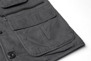 Détails des fermetures éclair et poches multiples sur ce gilet de travail gris homme