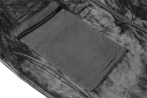 Vue macro détaillée du tissu polaire gris foncé et de la poche tissée avec fermeture