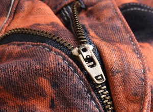 Dettaglio della cerniera in bronzo su jeans da uomo lavaggio acido in stile retrò