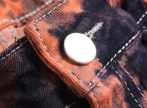 Jeans vintage da uomo con lavaggio acido arancione e nero e dettaglio bottone argento