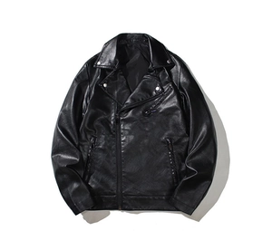 Détail d'une veste de moto en PU noir avec col à revers et fermetures éclair argentées