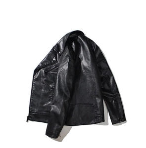 Détails de la fermeture éclair métallique et des boutons sur une veste moto en cuir PU